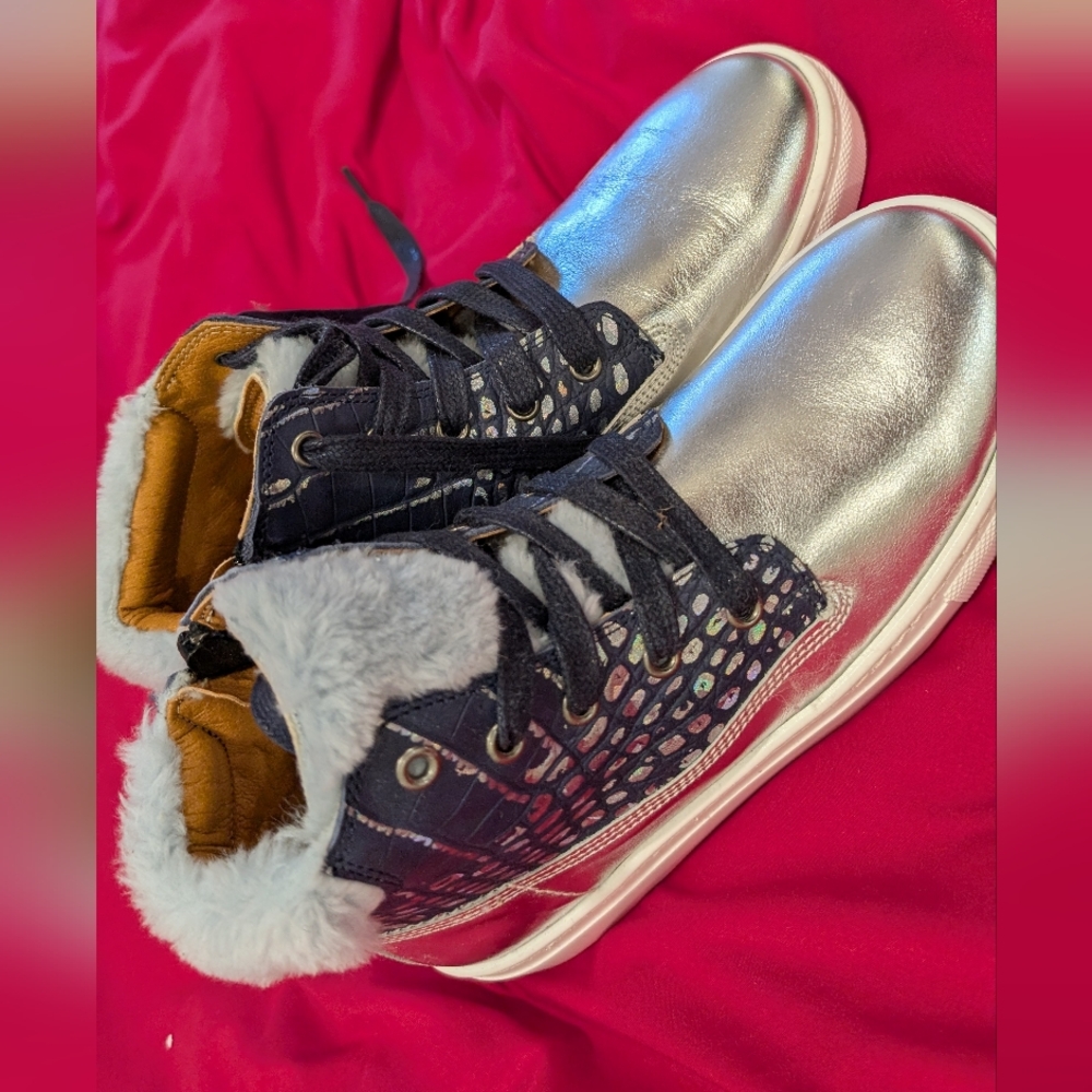 Girls leather high top sneakers Booties fur trim European size 35 Silver Navy